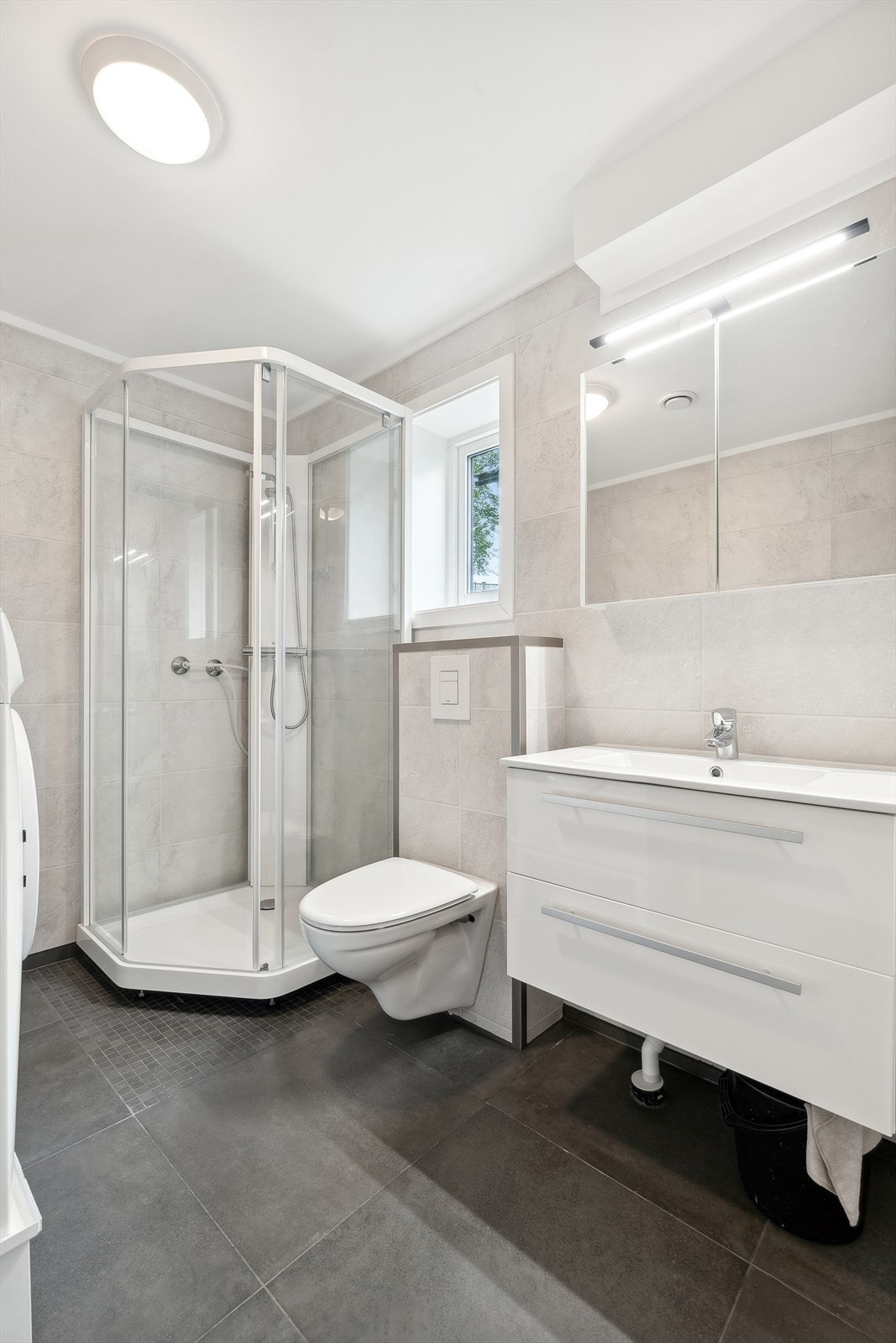 Hybel: Pent bad med opplegg for vaskemaskin Galleribilde