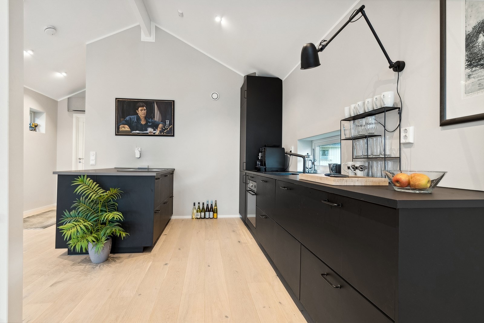 Lekkert og moderne kjøkken med integrerte hvitevarer Galleribilde