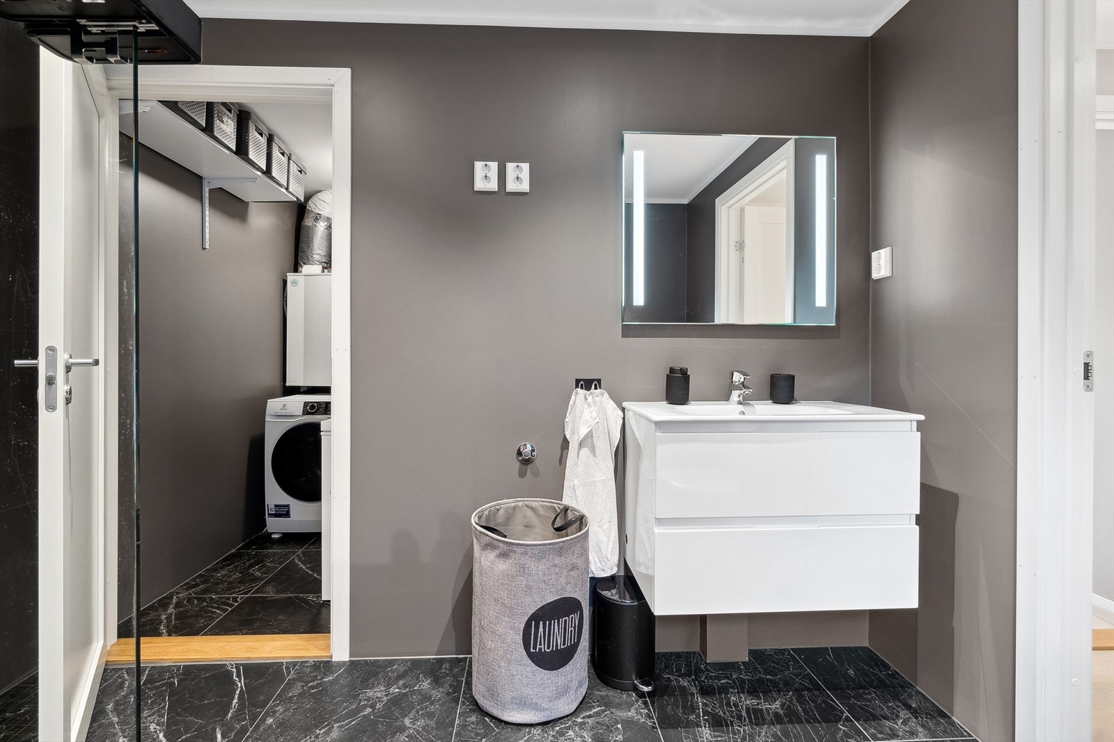 Praktisk vaskerom innenfor badet Galleribilde