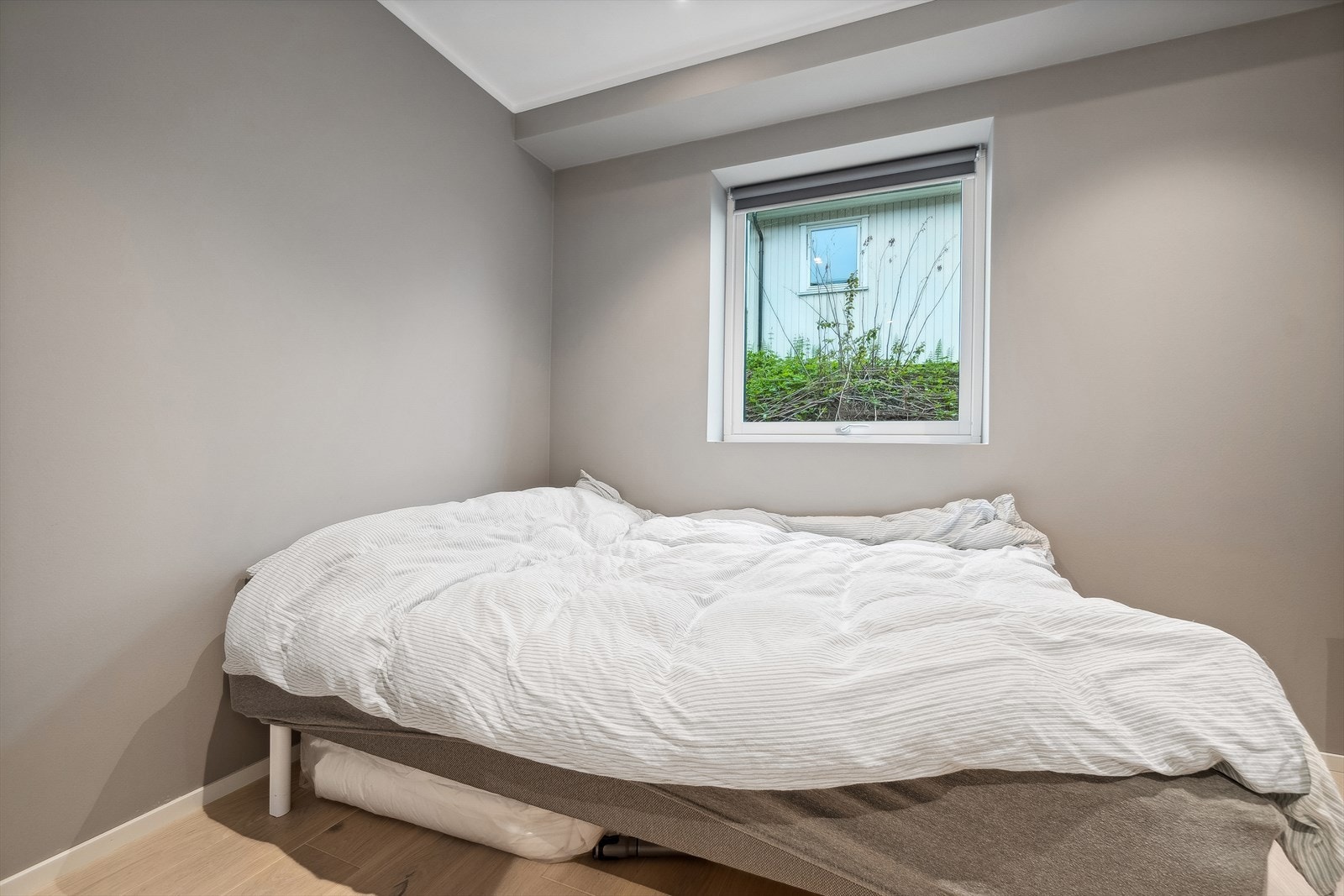 Soverom 2 i underetasje. Boligen har totalt 4 soverom. Galleribilde