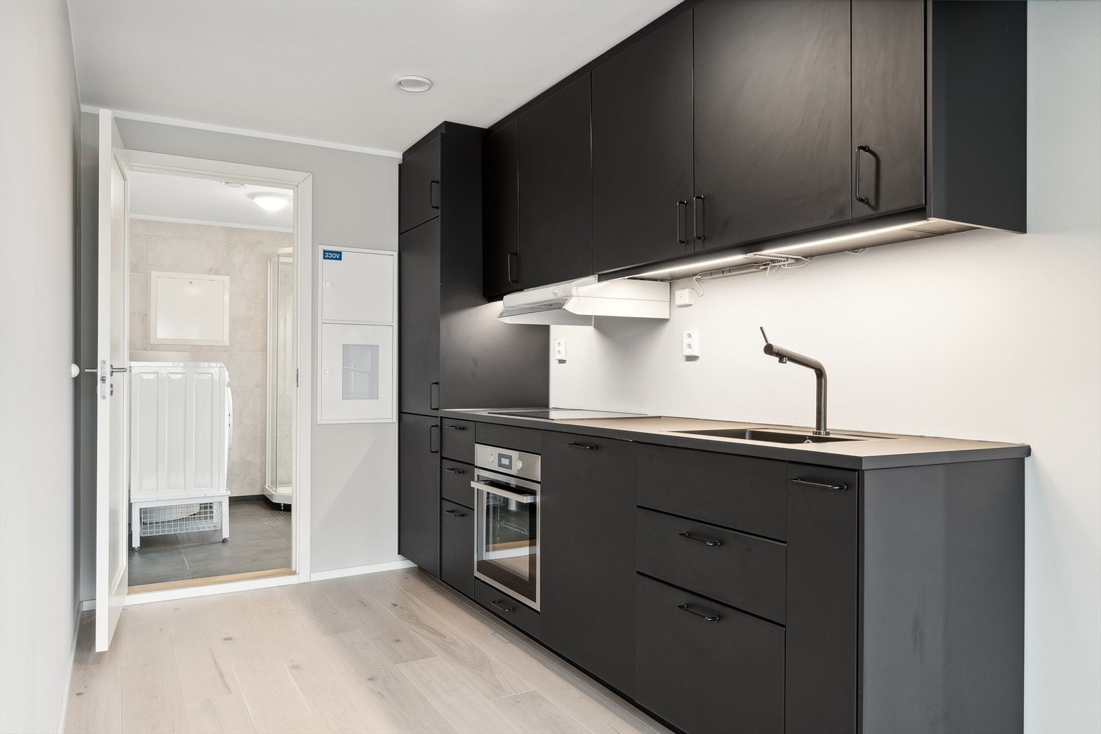 Hybel: pent kjøkken med int hvitevarer Galleribilde