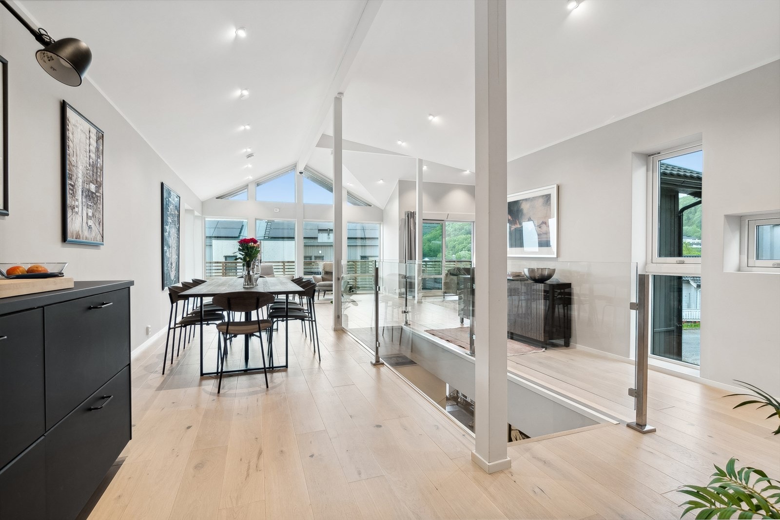 Stuen er åpen med god takhøyde og store vindusflater Galleribilde