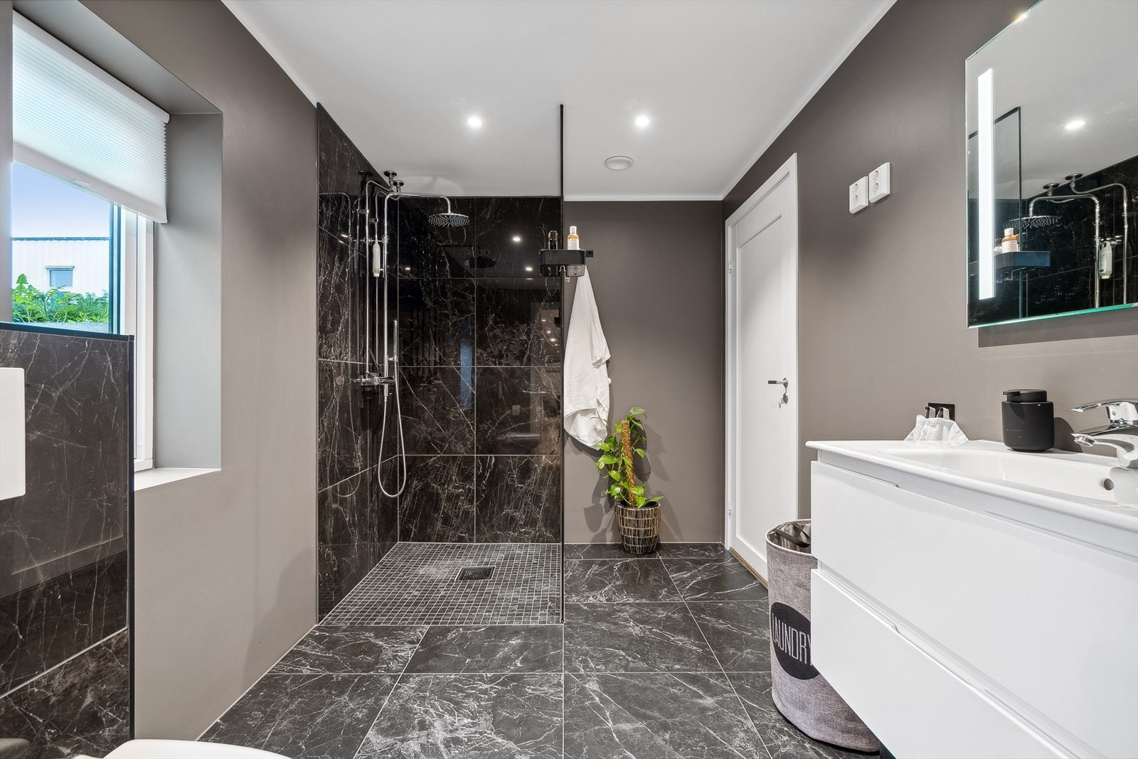 Lekkert bad i underetasjen. Her er det også gulvvarme. Galleribilde