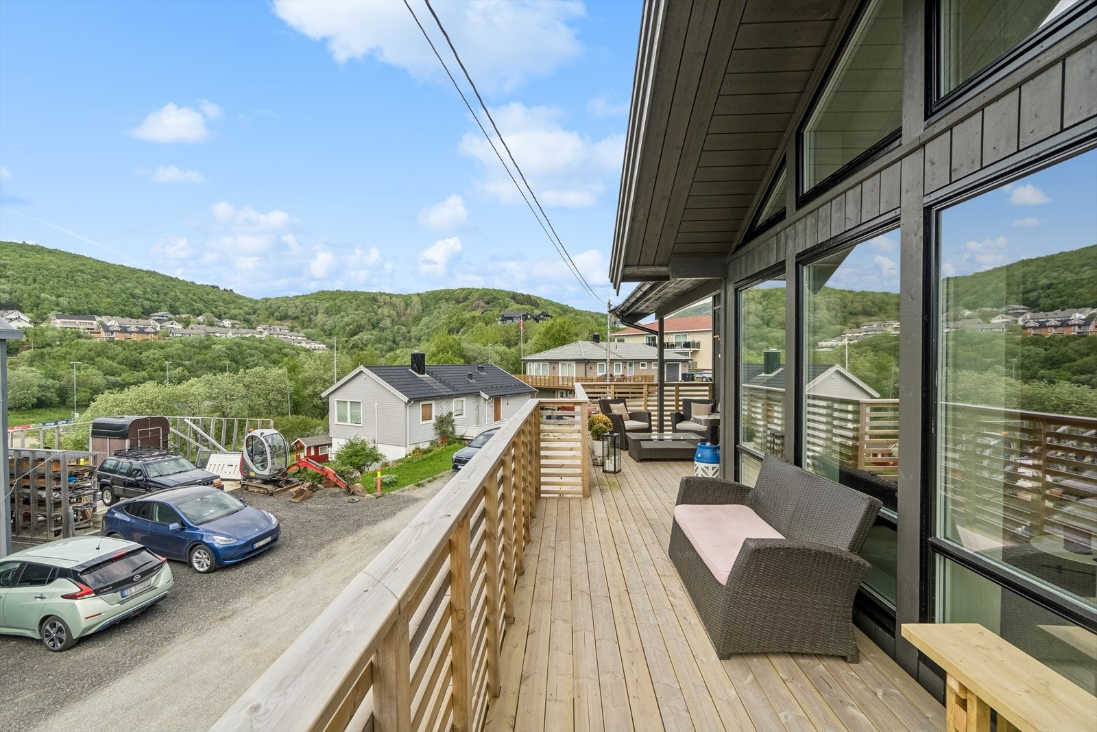 Fra terrassen kan en skimte Stordalen med fotballbane og idrettshall Galleribilde