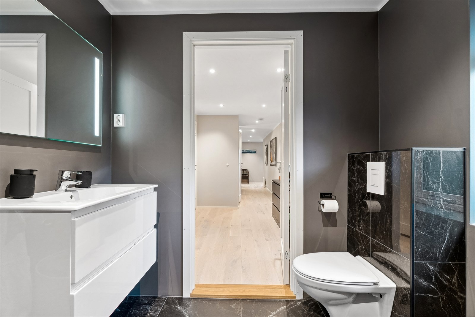 Lys og moderne baderomsinnredning samt vegghengt wc i 2. etasje og ved soverommet oppe Galleribilde