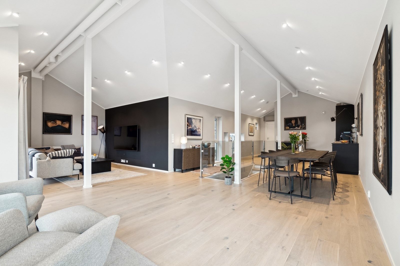 Boligen er utstyrt med balansert ventilasjon, noe som bidrar til et godt inneklima året rundt. Galleribilde