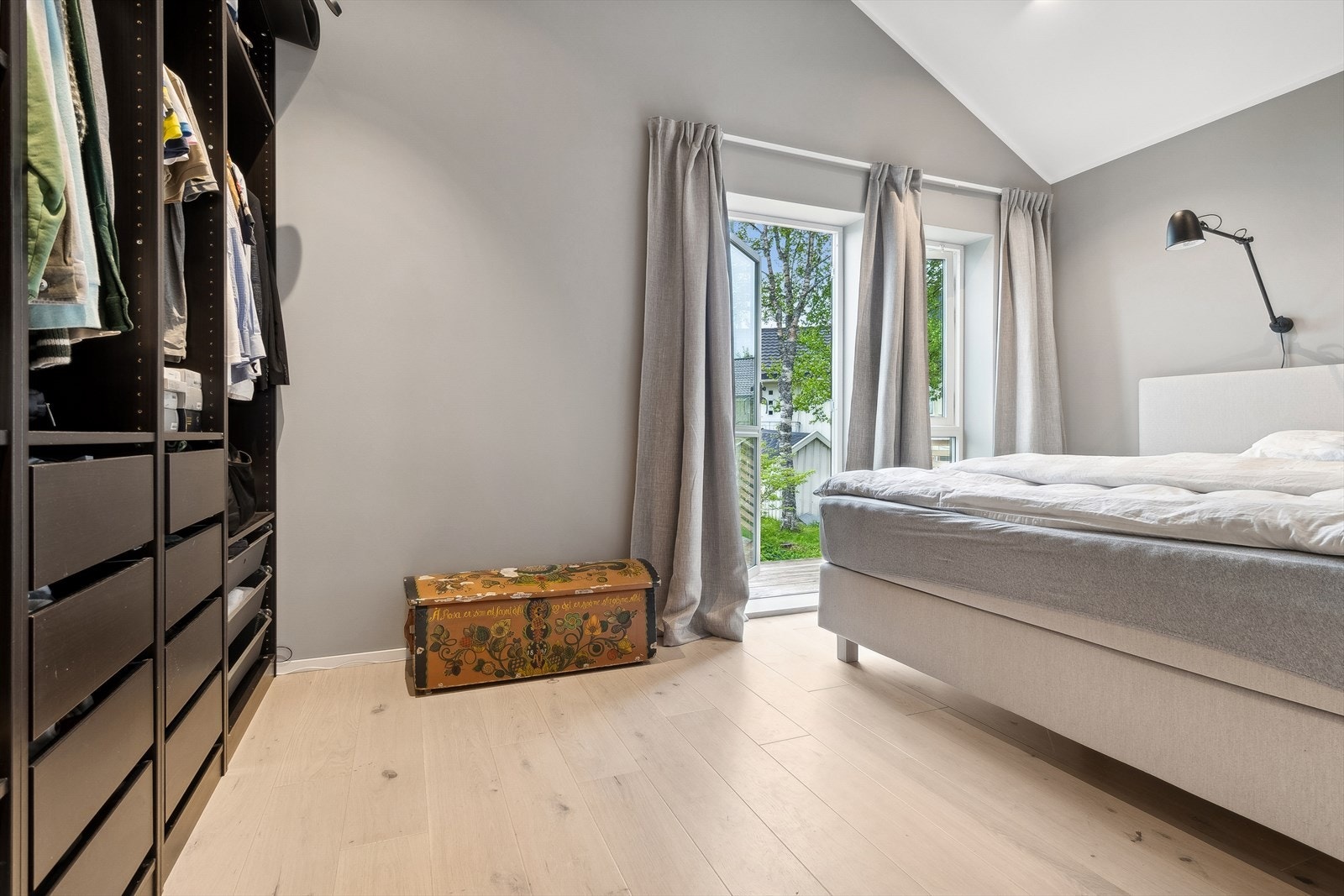 Hovedsoverommet har en moderne garderobeløsning Galleribilde