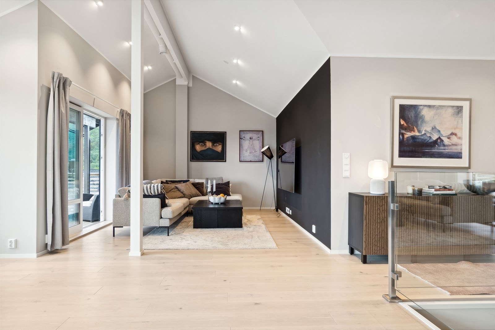 Fra stuen er det videre utgang til balkong Galleribilde