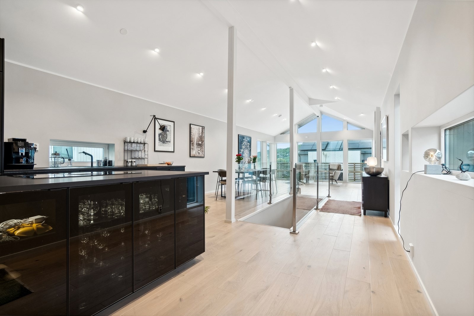 Her har en nok av oppbevaringsplass for kjøkkenutstyret Galleribilde