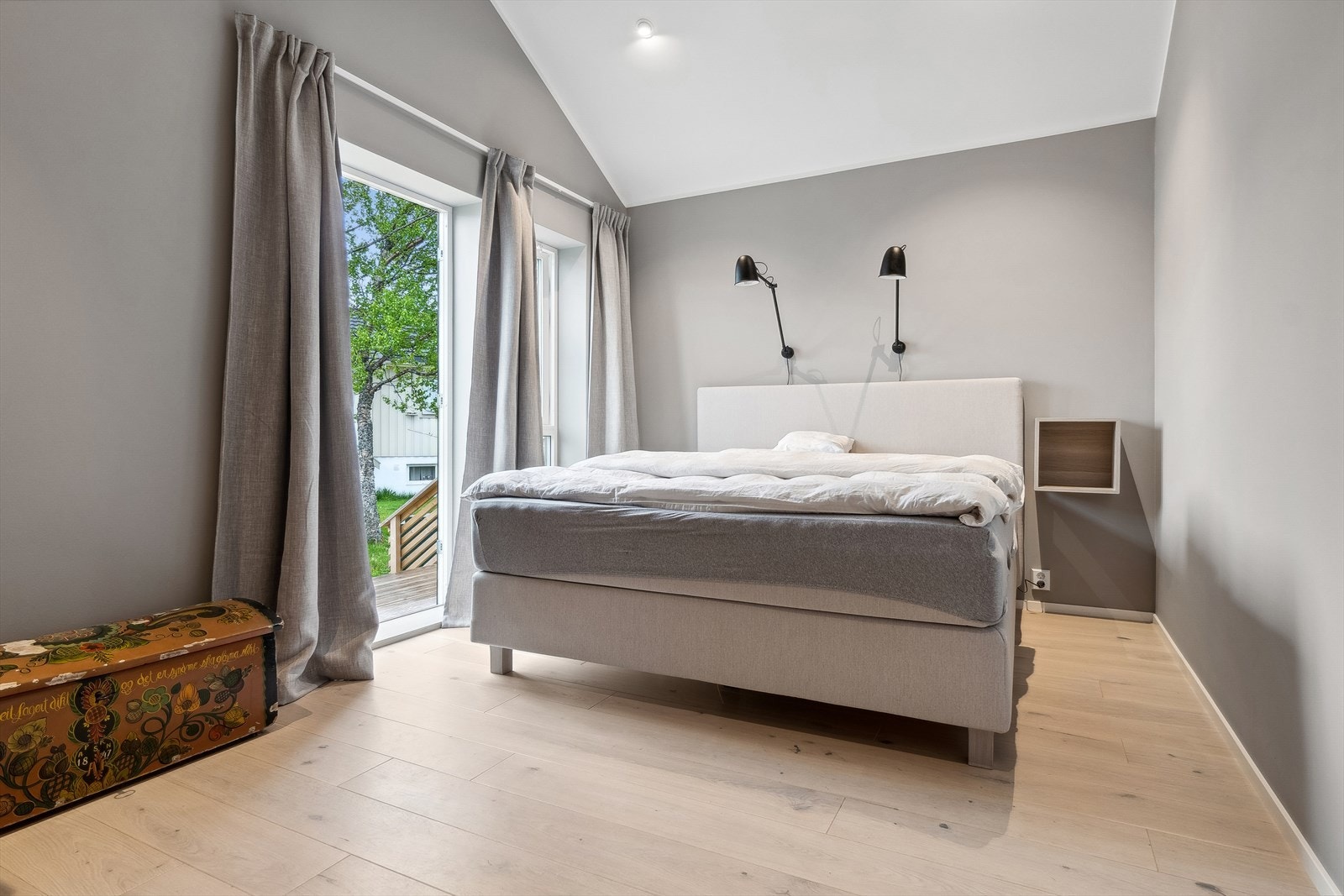 Utgang fra soverom til terrasse på baksiden Galleribilde