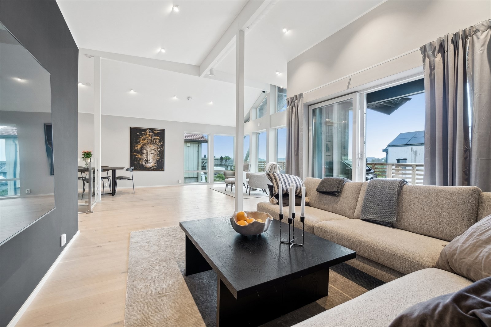 Stuen er romslig og gir en luftig romfølelse Galleribilde