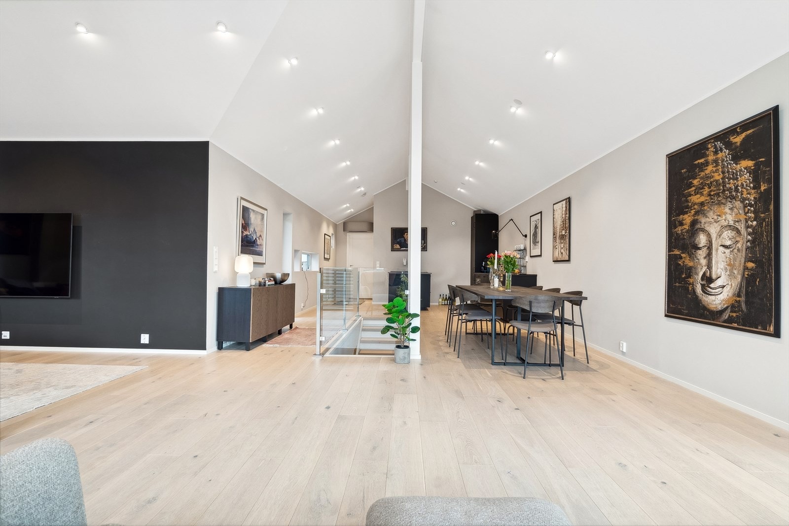 Boligen er utstyrt med balansert ventilasjon, noe som bidrar til et godt inneklima året rundt. Galleribilde