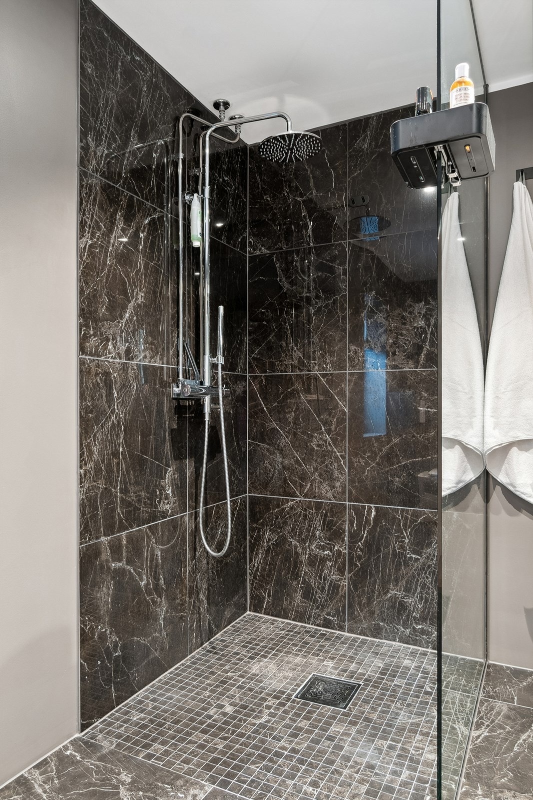 Bad 1.etg med dusjnisje. Galleribilde