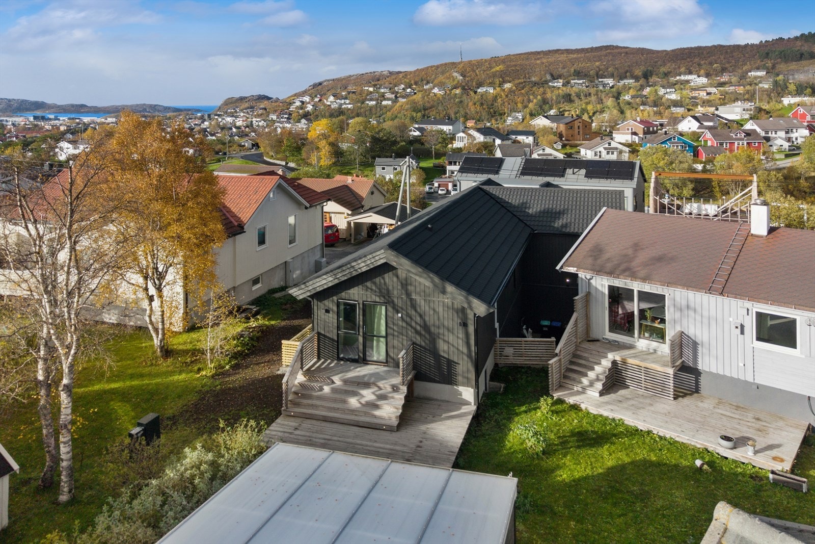 Drone: Det er også en fin uteplass på baksiden av boligen Galleribilde