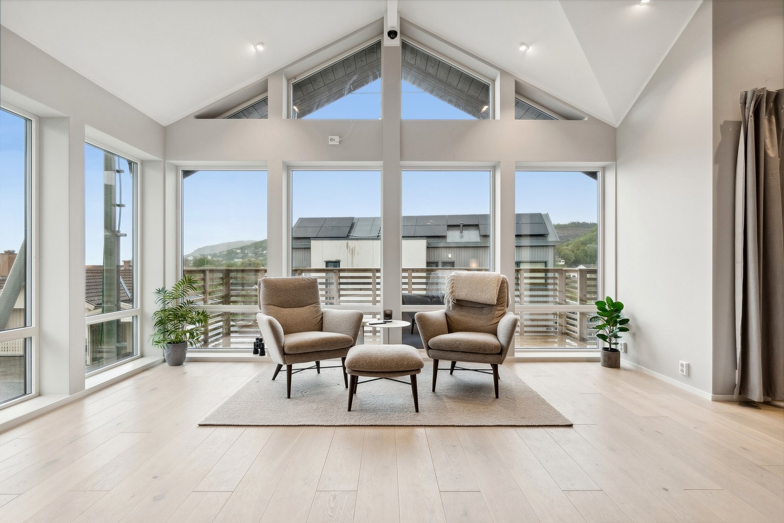 Vinduer fra gulv til tak sørger for at rommet får godt med dagslys Galleribilde