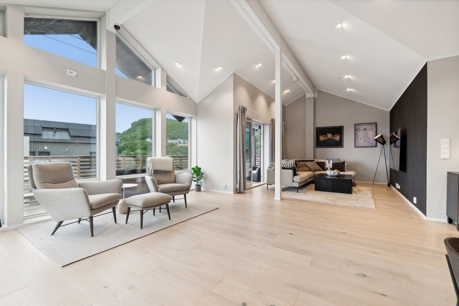 Sofakroken finner fort sin naturlige plass i rommet, og tv-en plasseres med fordel mot/på vegg Galleribilde