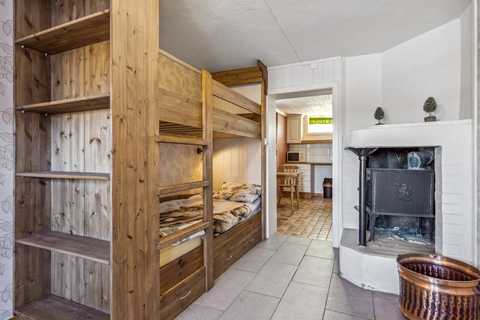 Stue/soveplass i sokkeletasjen Galleribilde