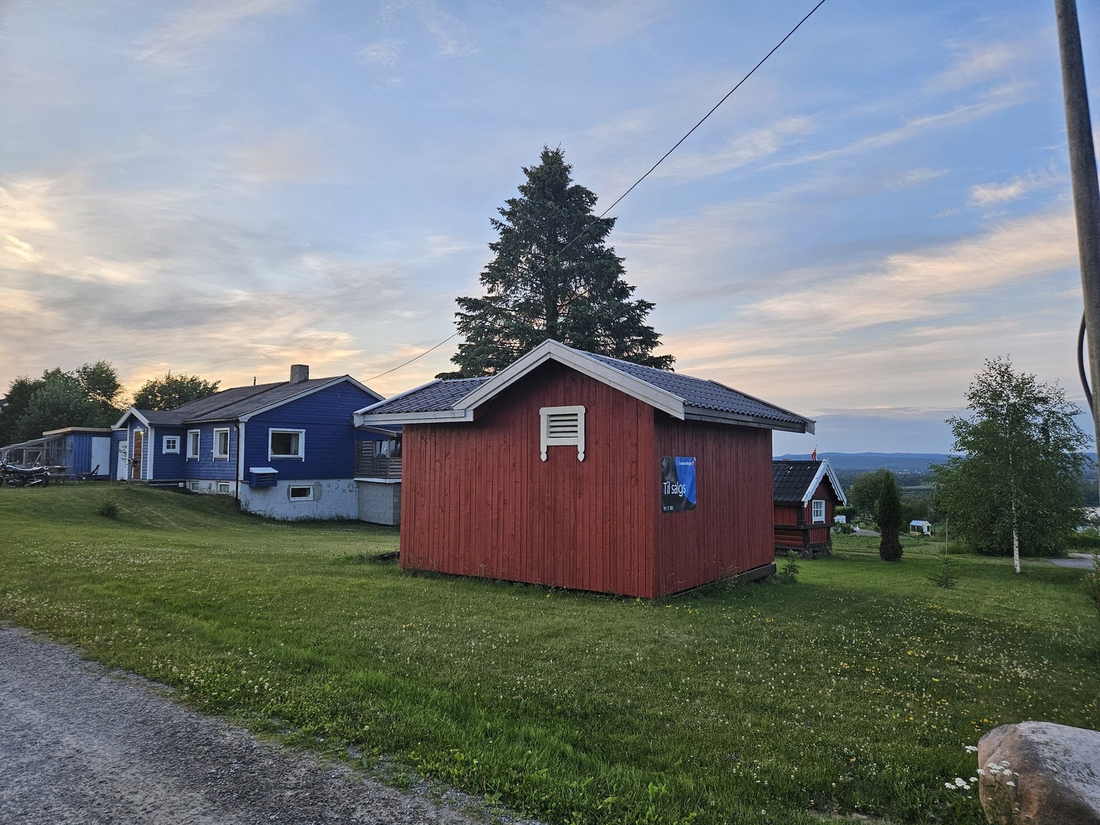 På eiendommen står det et stabbur og frittstående uthus Galleribilde