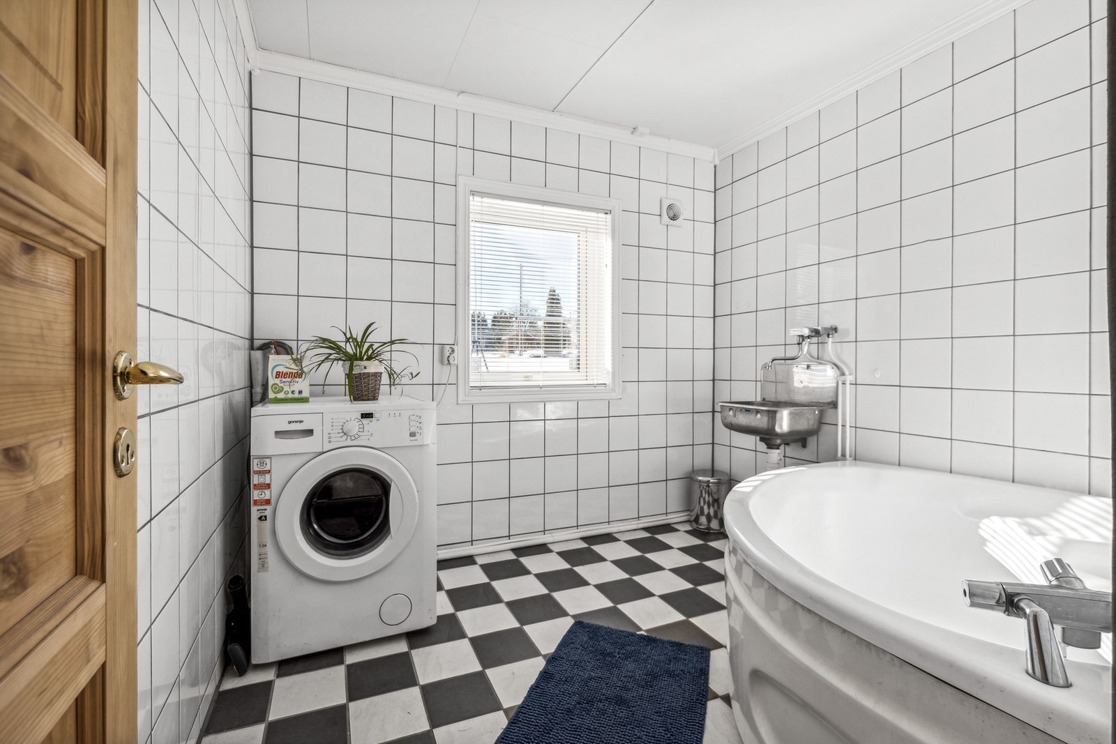 Stort bad med hjørne badekar på hovedplan Galleribilde