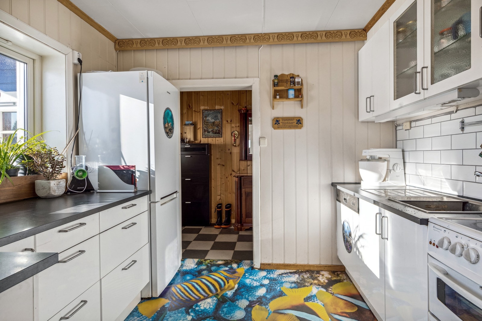 Kjøkkenet er gjennomgående og har adkomst fra spisestue og gangen Galleribilde