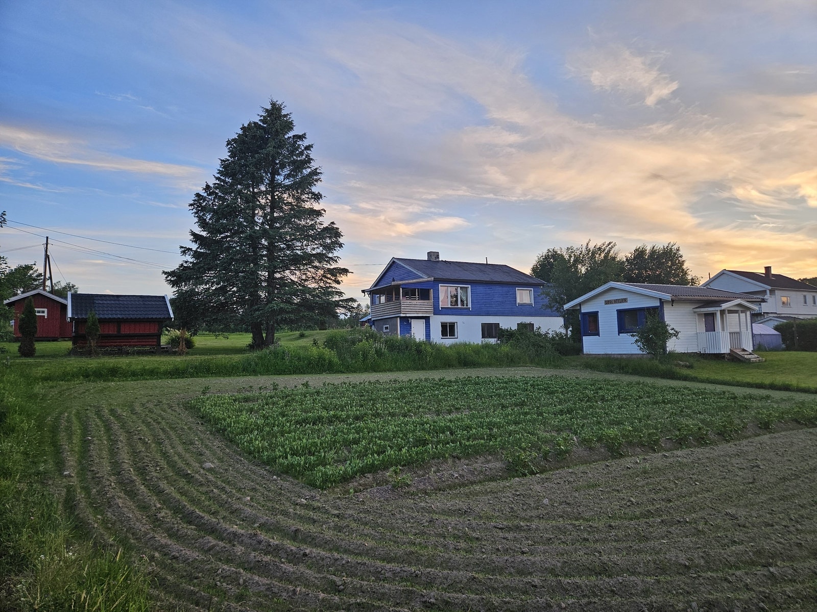 Fasade fra nedsiden av eiendommen Galleribilde