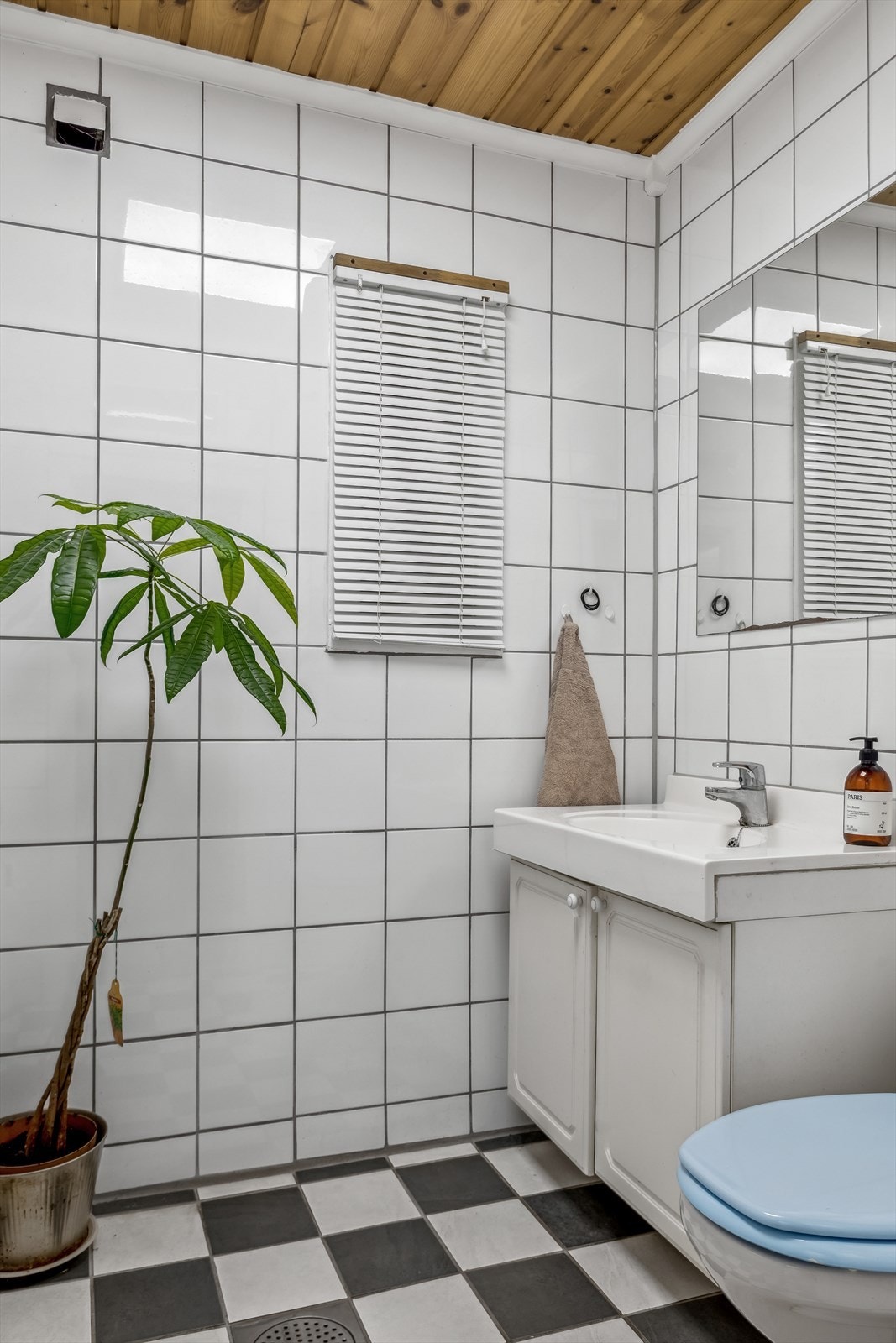 Separat toalettrom ligger vegg-i-vegg med badet Galleribilde