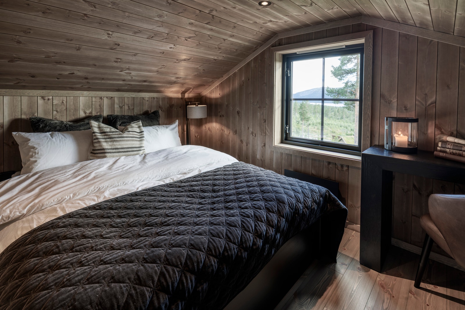 Romslig rom innredet med plassbygd dobbeltseng Galleribilde