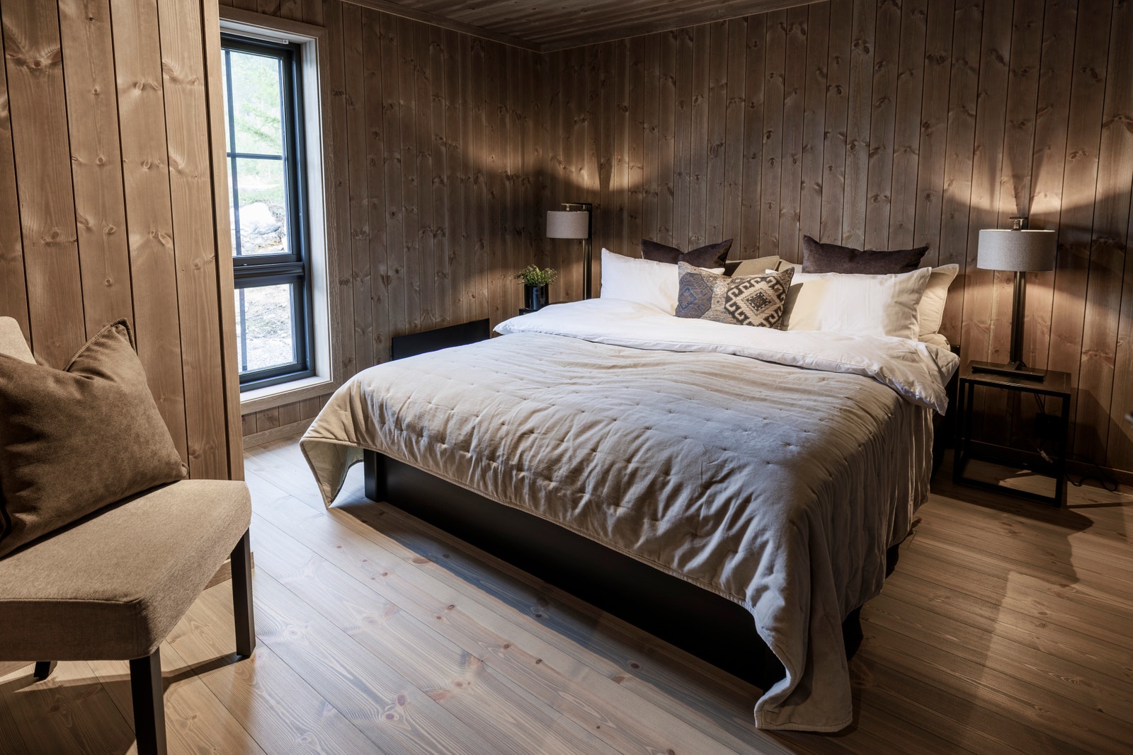 Hovedsoverommet er stort og er innredet med plassbygd dobbeltseng Galleribilde