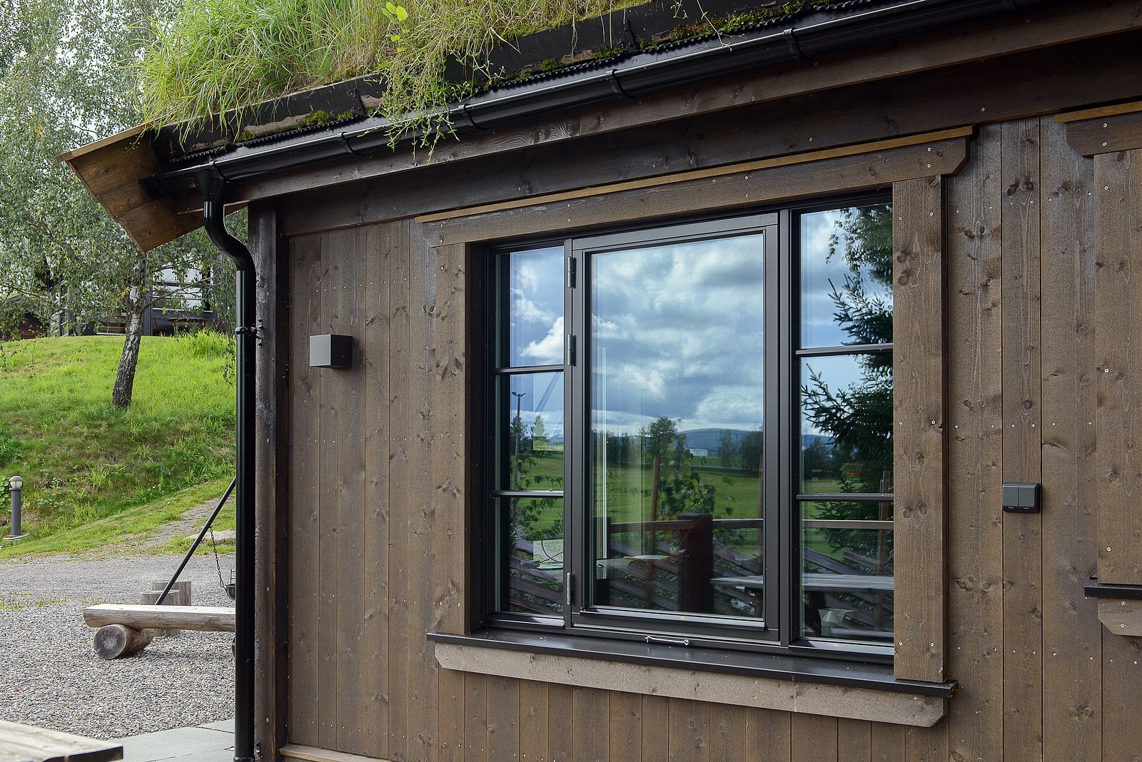 Vinduer og dører i fargen dempet sort. Bilde fra vår visningshytte på Norsk Hyttesenter, Hellerudsletta Galleribilde