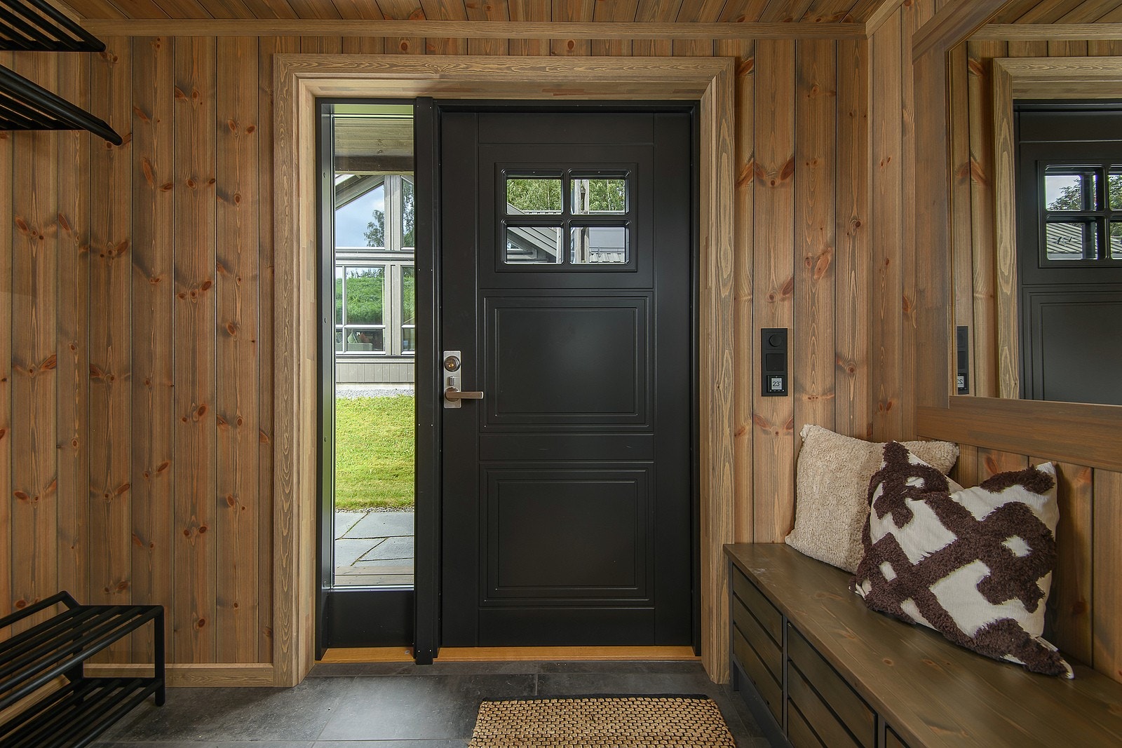 Tinde ytterdør malt i fargen dempet sort. Her fra vår visningshytte på Norsk Hyttesenter, Hellerudsletta Galleribilde