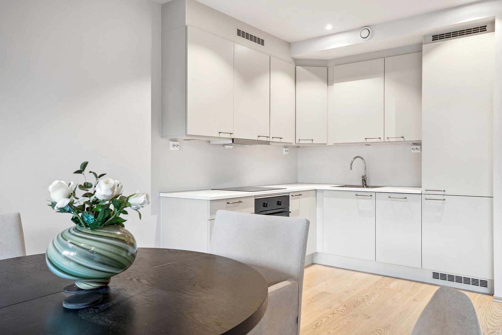 Hjørnekjøkken og plass til spisebord i nærheten av kjøkken. Galleribilde