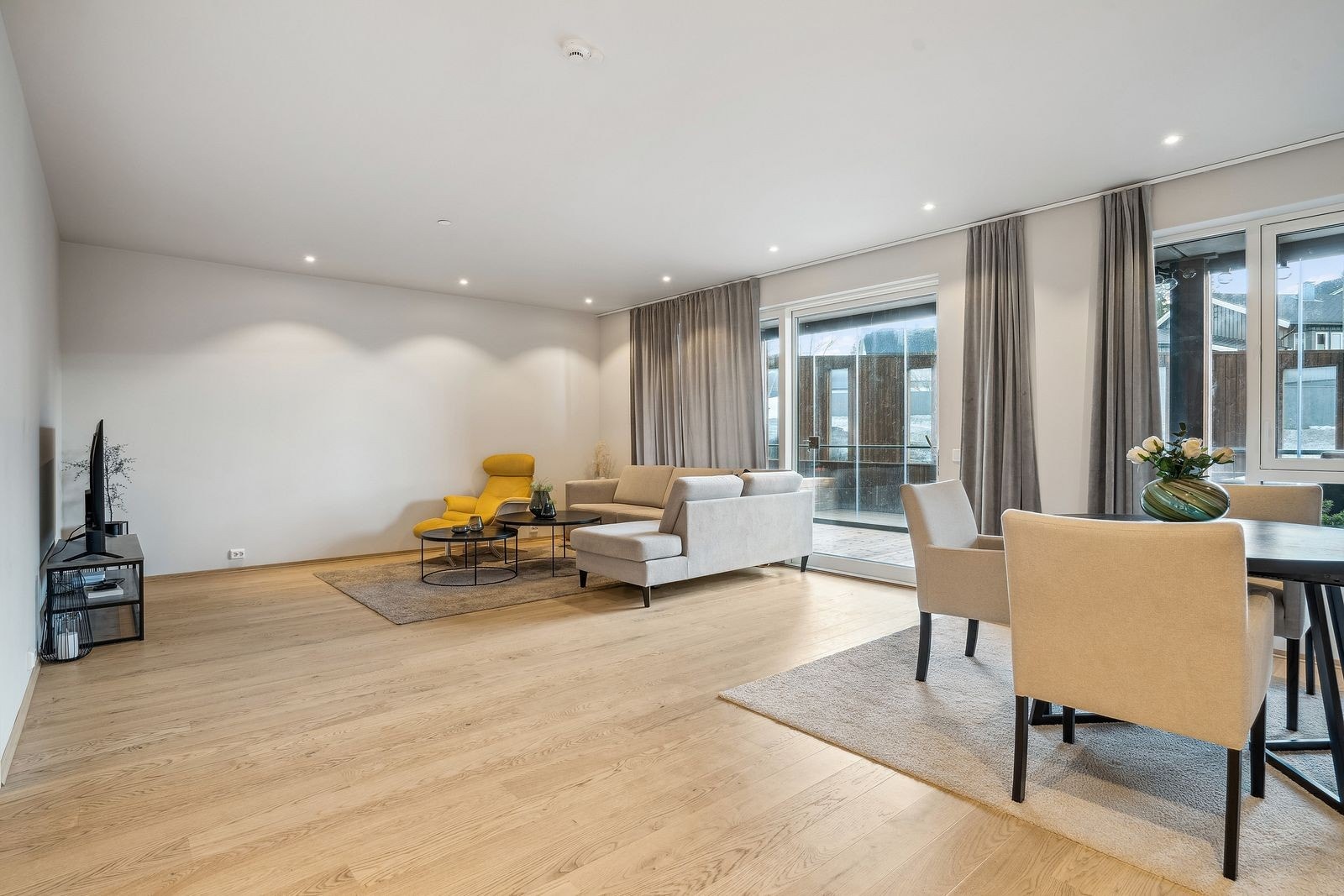 Enstavs parkett. takhøyde 2,55 m med nedforet himling med spotter. Galleribilde