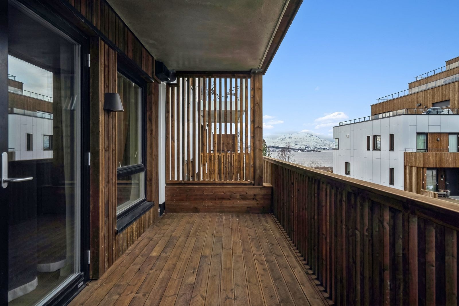 Balkong mot nord. Utsikt inn mot tunet og fellesareal. Galleribilde