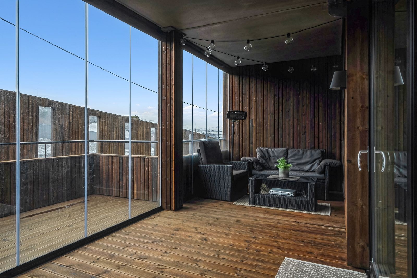 Balkong mot sør. Deler av balkongen er innglasset. Glassene kan åpnes helt opp og skyves til en side. Galleribilde