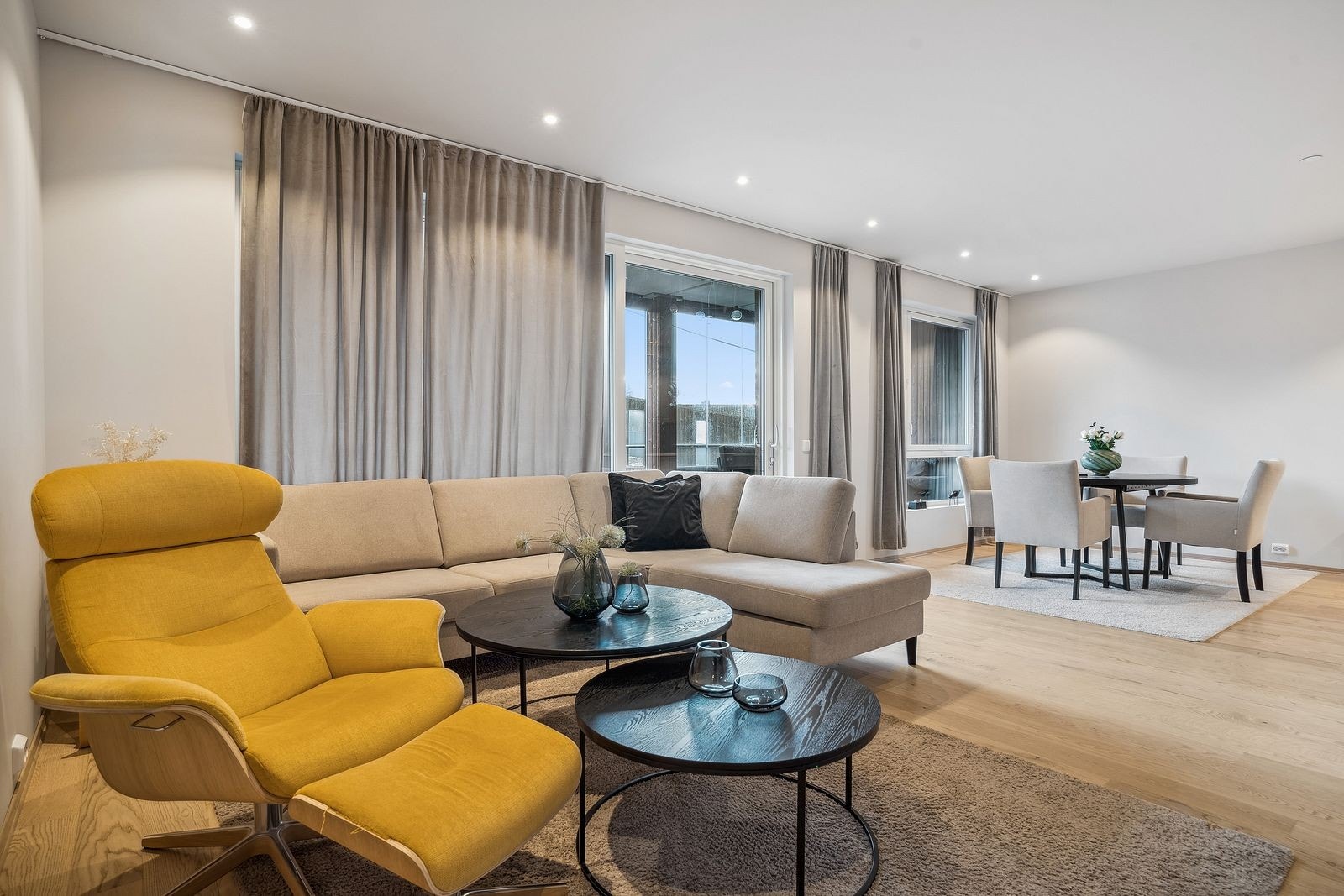 Lys og romlig stue med utgang til en stor balkong, delvis innglasset. Galleribilde