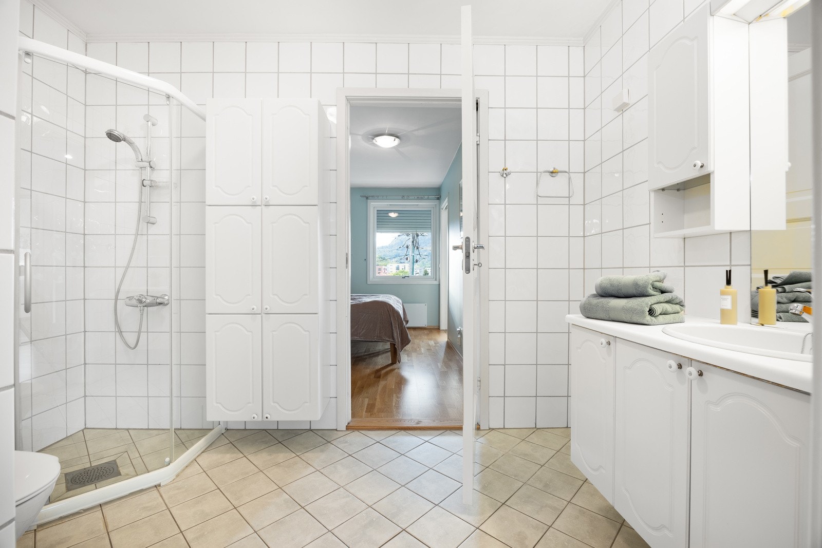 Flislagt bad med dusjhjørne Galleribilde