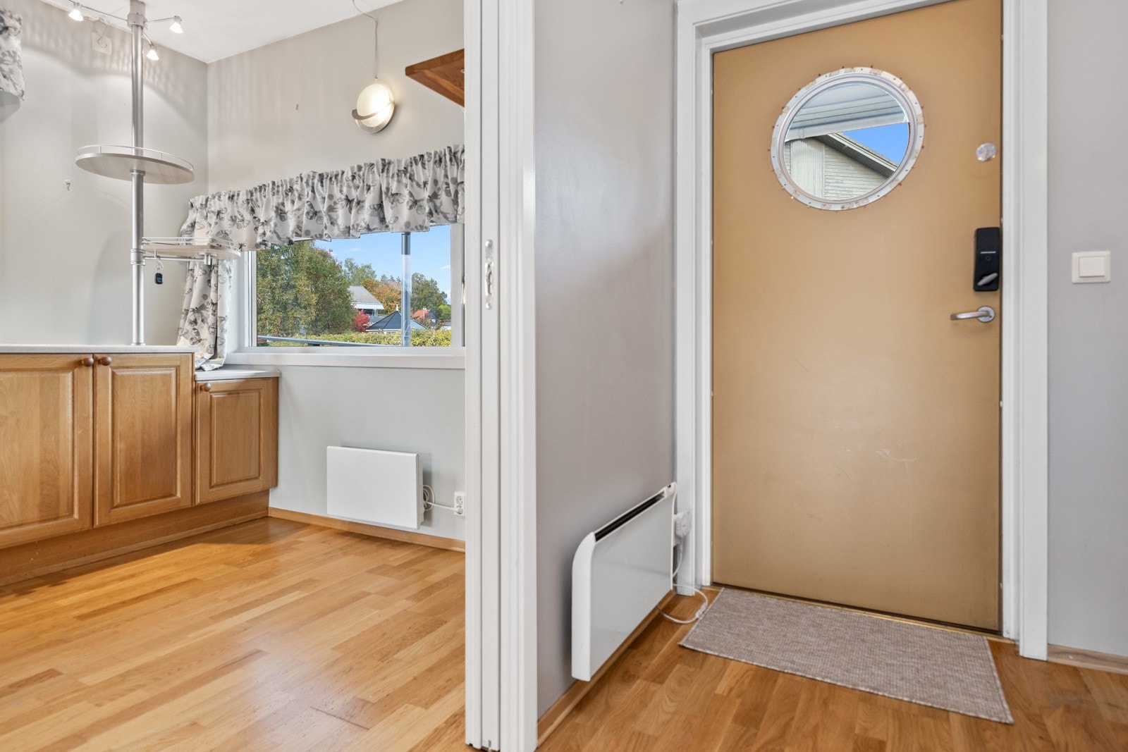 Romslig entré Galleribilde