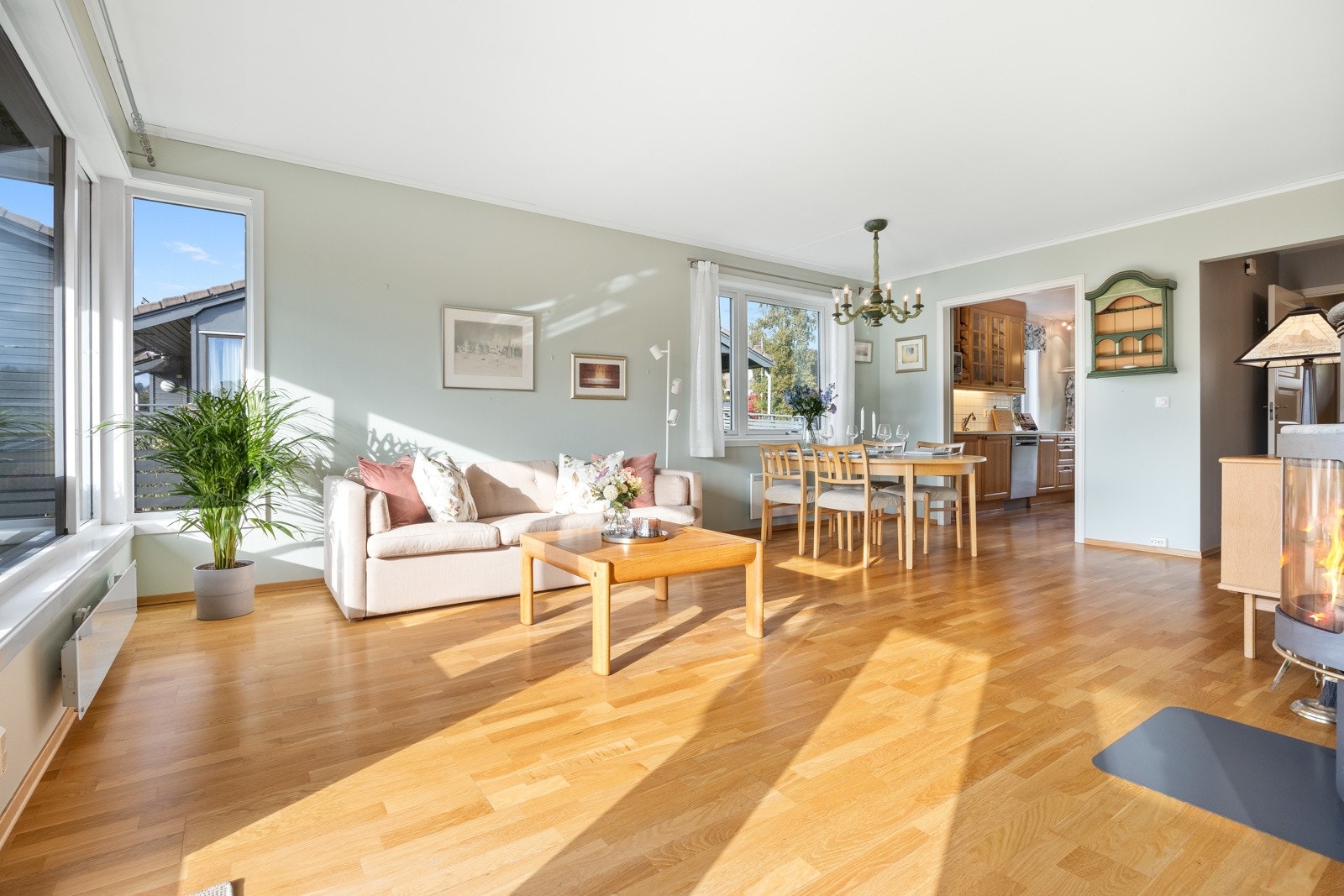 Lys stue med god plass til salong og spisestue Galleribilde