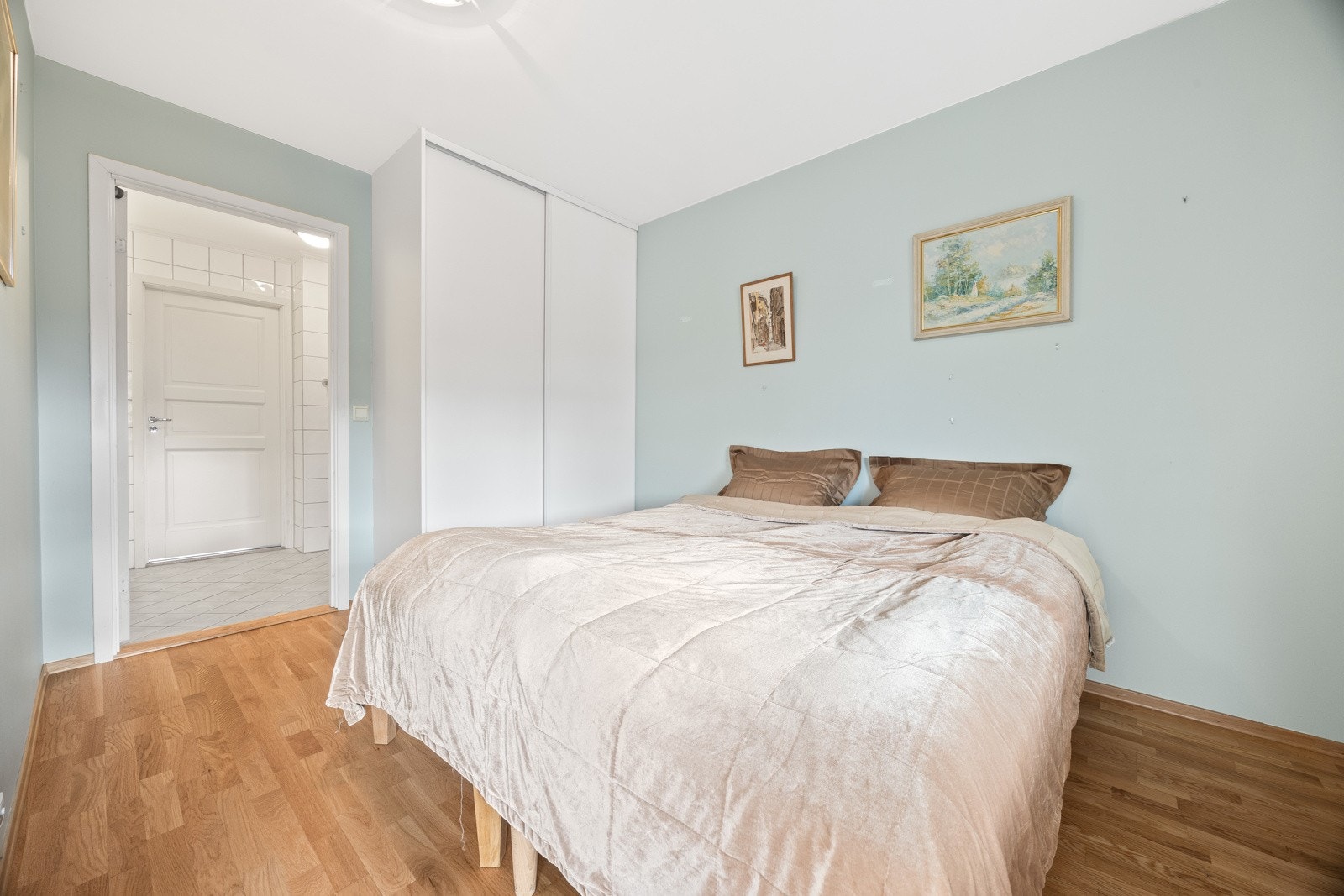 Soverom 2 med direkte inngang til bad Galleribilde