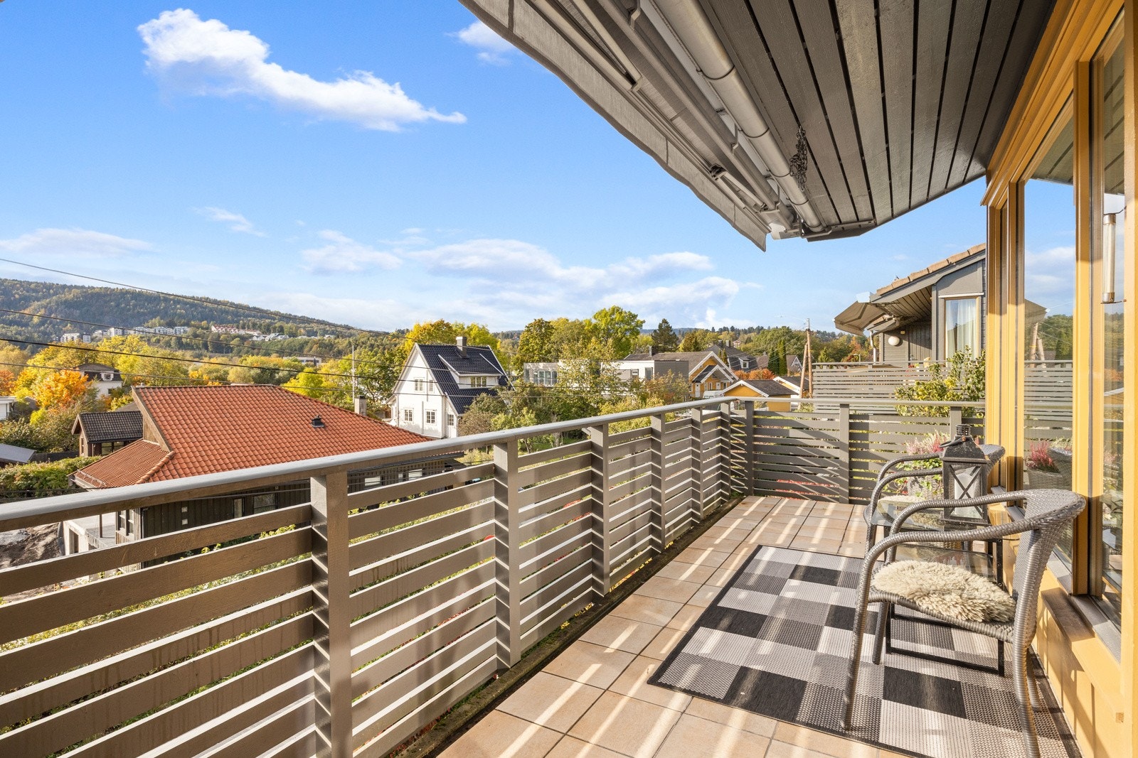 Utgang til delvis overbygget balkong Galleribilde