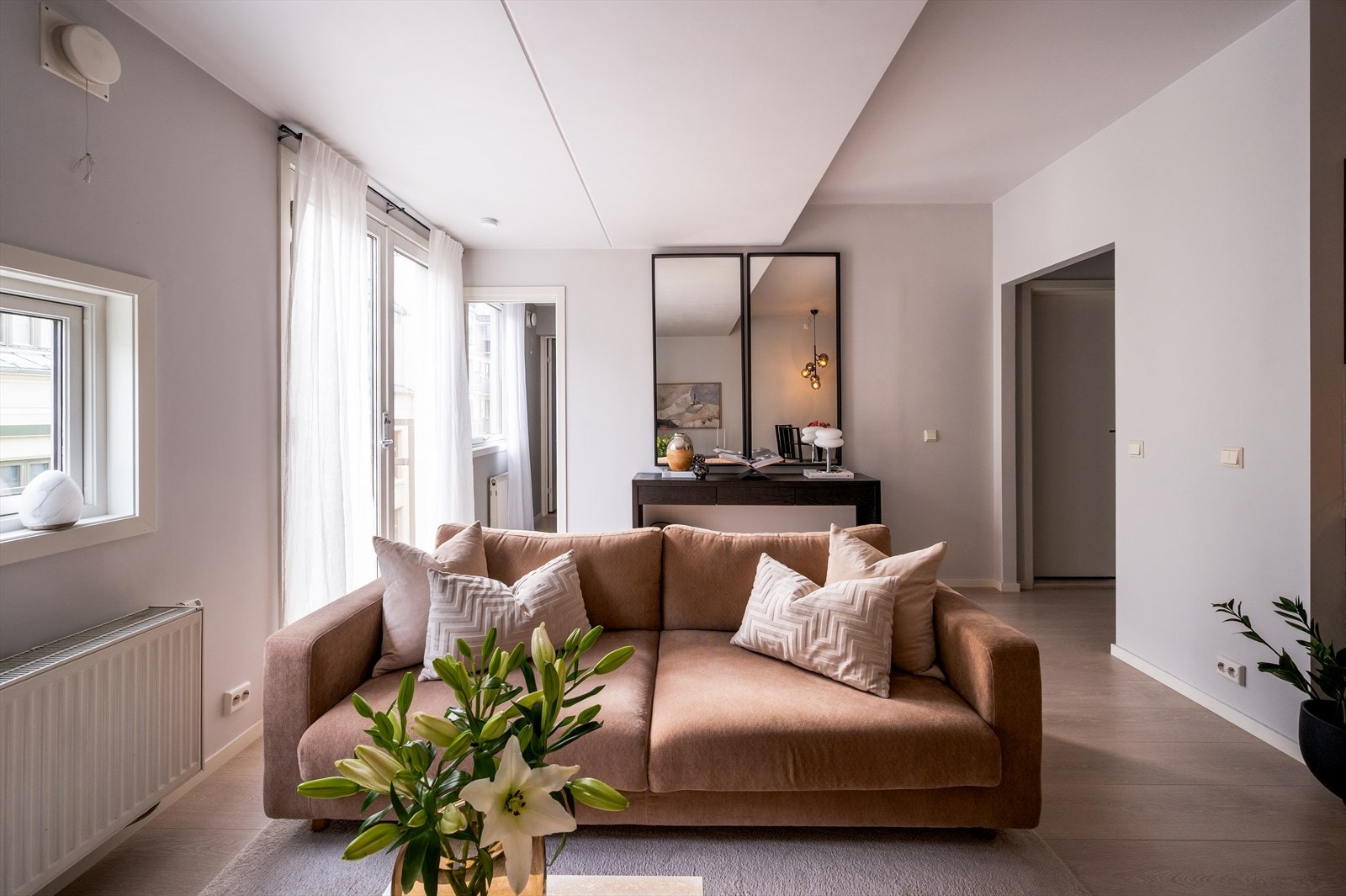 Hele leiligheten har slette veggflater malt i en lun og moderne fargetone. Galleribilde