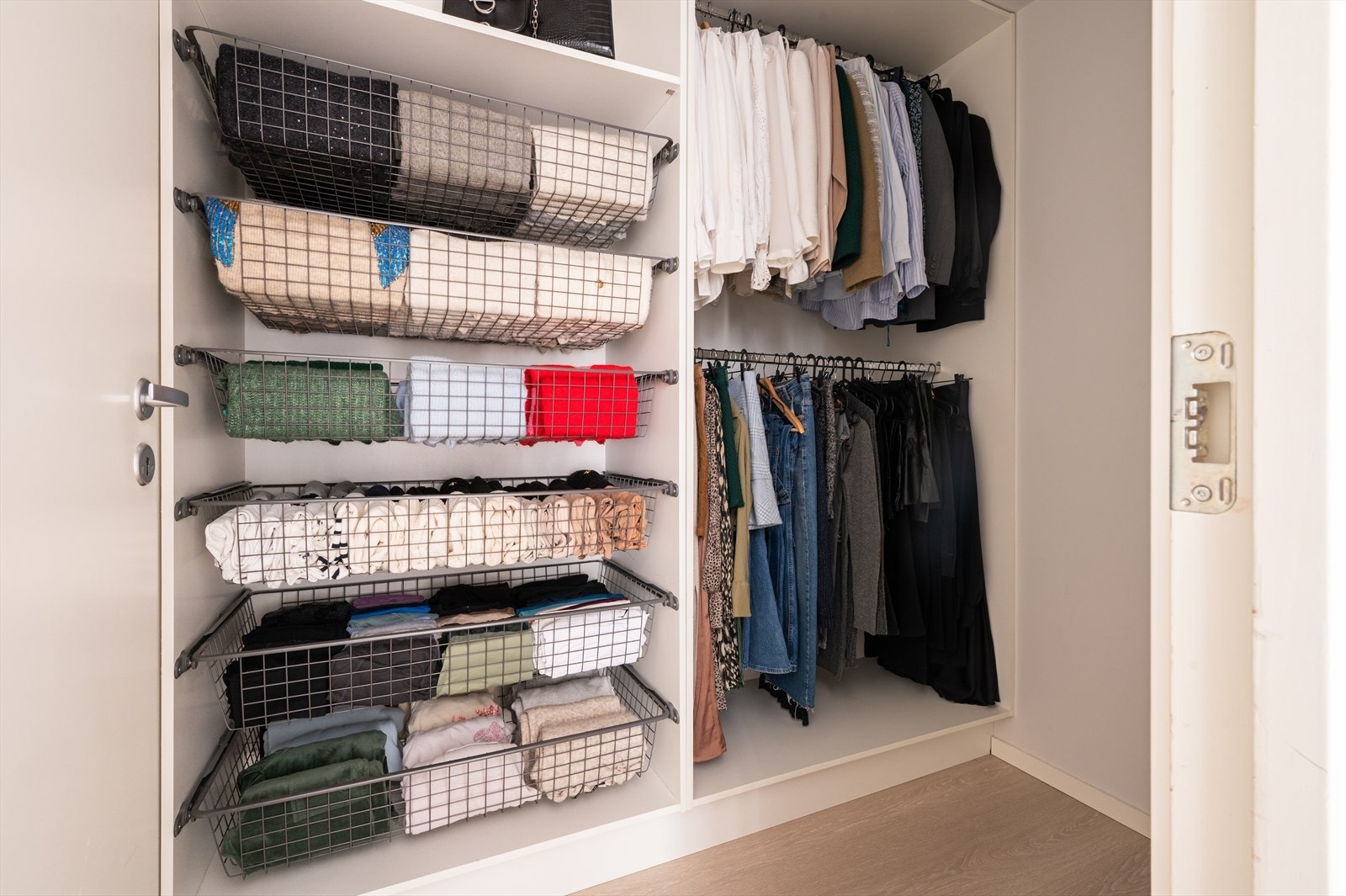 I tillegg er det direkte adkomst til en praktisk intern bod, som fint kan benyttes som klesskap eller walk-in garderobe. Galleribilde