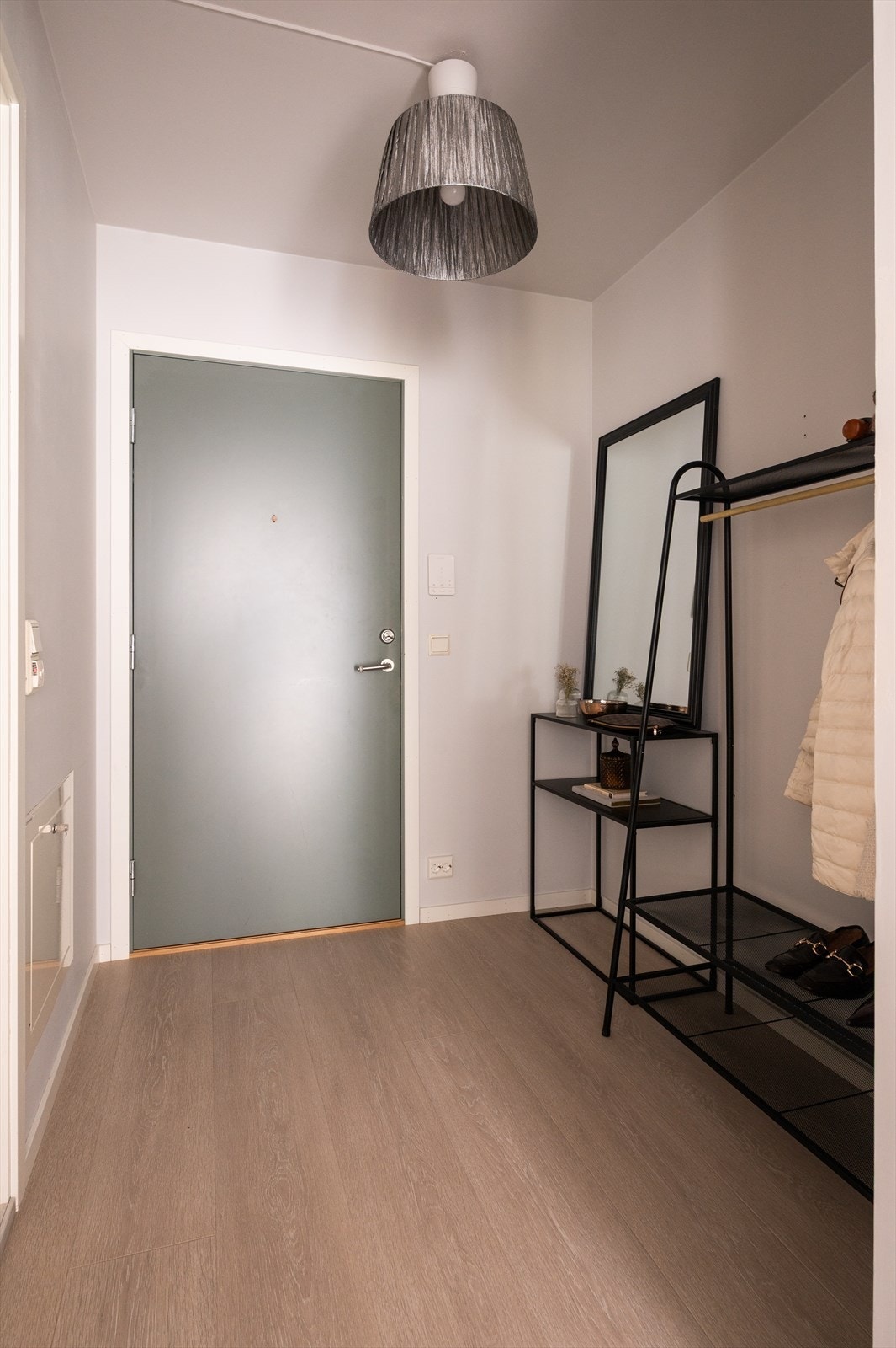 Ellers plass til oppheng av ytterklær og oppbevaring av sko. Dørtelefonen er praktisk plassert ved inngangsdøren. Galleribilde