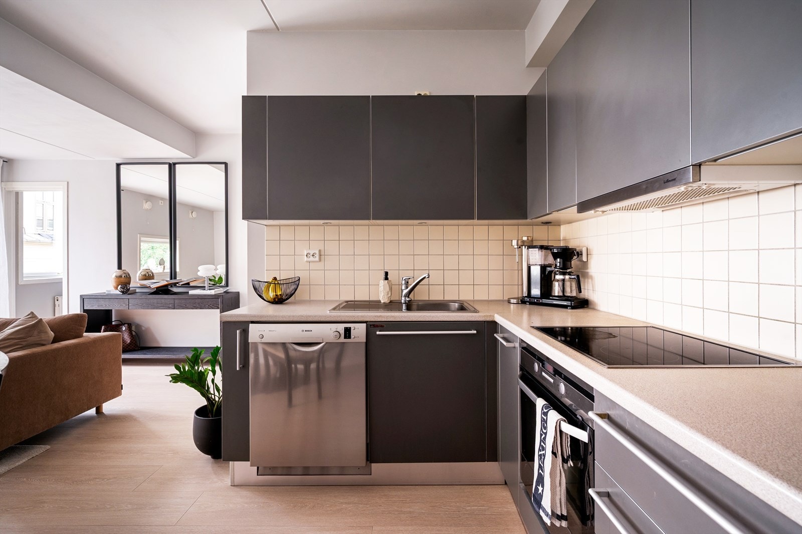 Fliser over benkeplaten gir et stilrent uttrykk og enkel rengjøring. Kjøkkenet er utstyrt med integrert platetopp og stekeovn, samt kjøkkenventilator. Gode oppbevaringsmuligheter i over- og underskap. Galleribilde