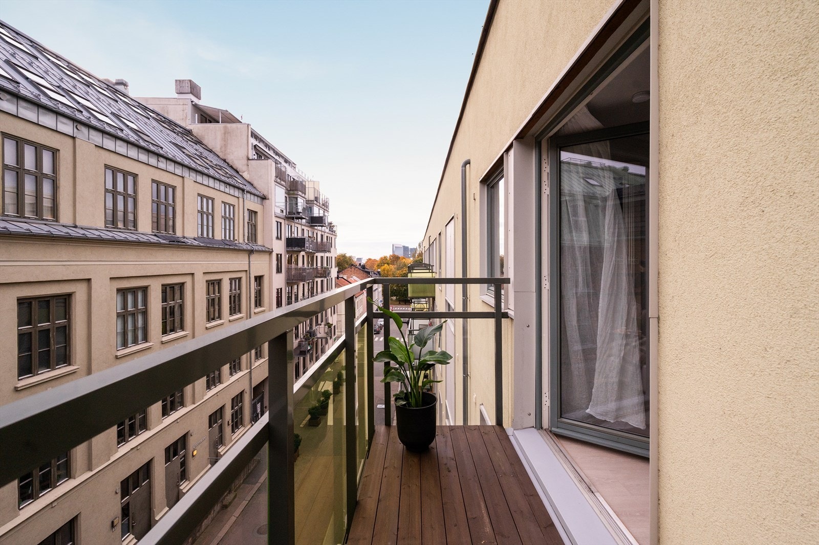 Balkongen fungerer utmerket som en forlengelse av oppholdsrommet i sommerhalvåret. Galleribilde