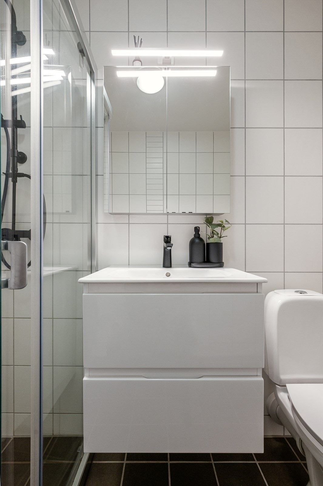 Himling med malte plater og flislagte vegger og gulv med elektrisk gulvvarme gir en behagelig og komfortabel standard. Galleribilde