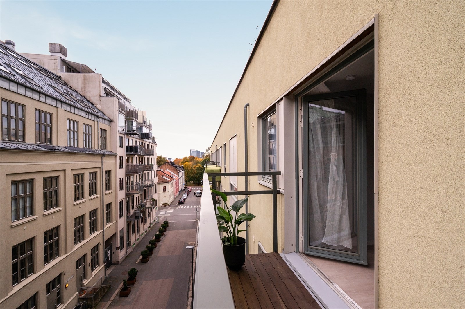 Sydøstvendt balkong på 4 kvm med god plass til sittegrupper og beplantning. Galleribilde