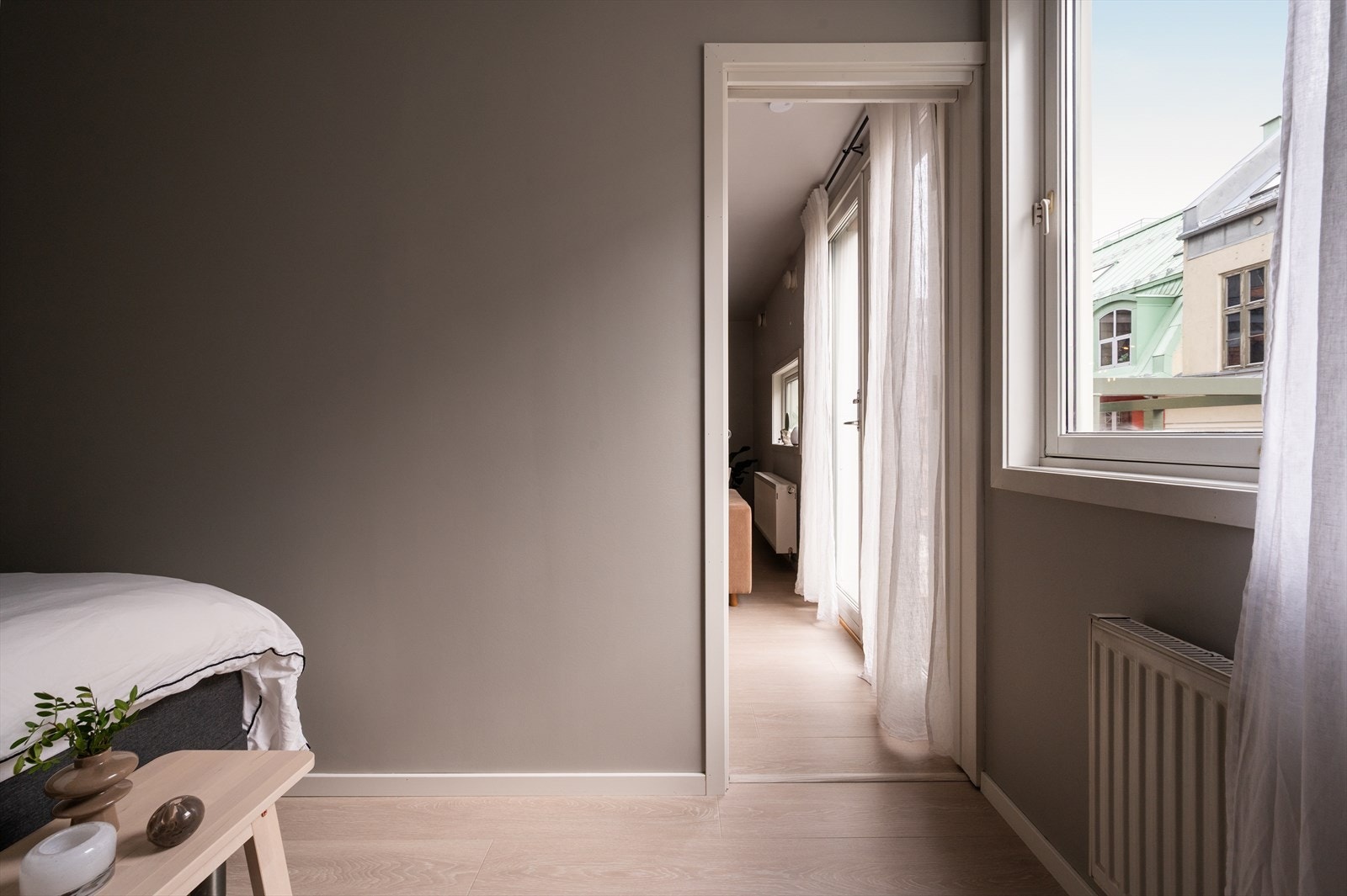 Rommet oppleves romslig og lyst, og gir gode muligheter for oppbevaring og møblering. Galleribilde