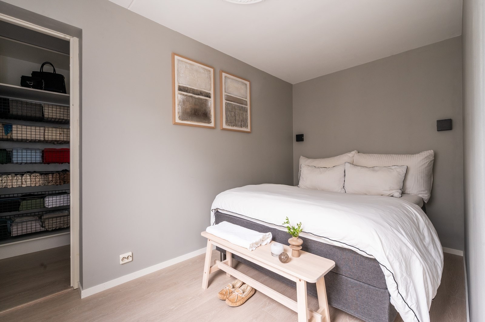 Soverommet har god plass til dobbeltseng, nattbord og kommode. Galleribilde