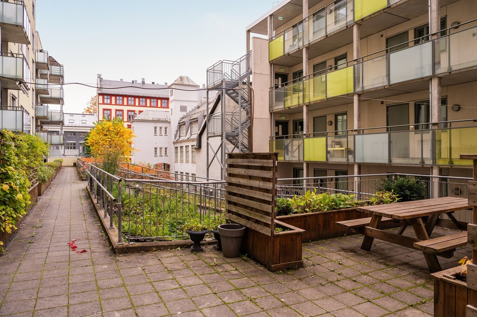 Gårdsrommet er ellers utstyrt med hyggelig beplantning og gangstier. Galleribilde
